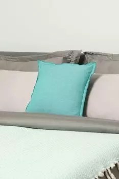 Подушка декоративная из хлопкового шамбре Verde Overlock COINCASA