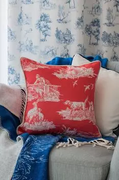 Подушка декоративная с принтом Klassika 2.0 Moroshka