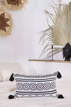 Подушка декоративная с вышивкой и кистями Nomads Moroshka