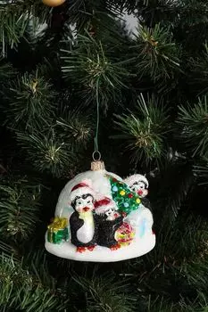 Стеклянная елочная игрушка Иглу с пингвинами Impuls
