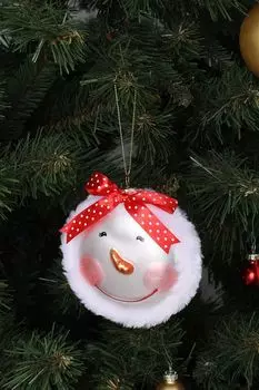 Стеклянный елочный шар Снеговичок с бантиком Holiday Classics