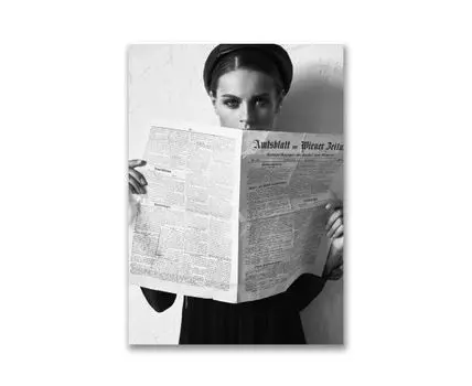 Картина на холсте Девушка с газетой