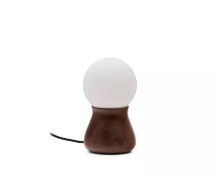 Настольная лампа Okeni из орехового шпона и стекла