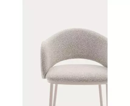 Полубарный стул Maina из плотной бежевой шенилли и ножками в бежевой отделке, 65 см