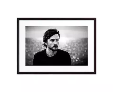 Постер в рамке Ален Делон 50х70 см (черный, белый, 70)