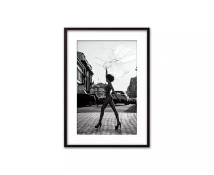 Постер в рамке Девушка с шариками 40х60 см (белый, черный, 60)