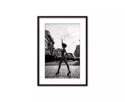 Постер в рамке Девушка с шариками 50х70 см (белый, черный, 70)