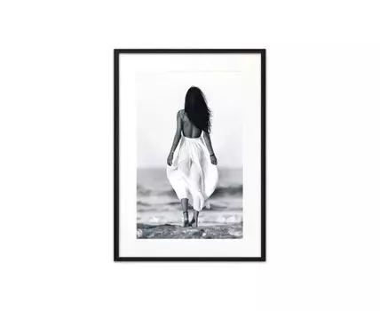 Постер в рамке Прогулка по пляжу 50х70 см (черный, белый, 70)