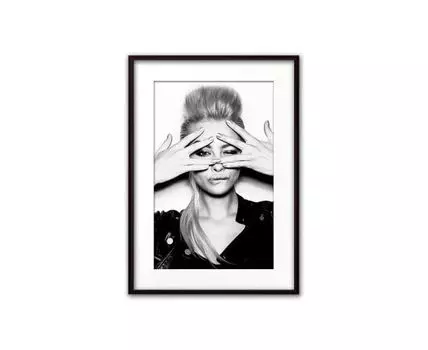 Постер в рамке Сквозь пальцы 21х30 см (белый, черный, 30)