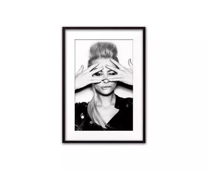 Постер в рамке Сквозь пальцы 40х60 см (белый, черный, 60)