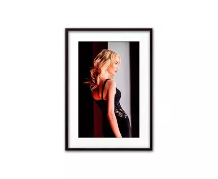 Постер в рамке У окна 50х70 см (Черный, 70)