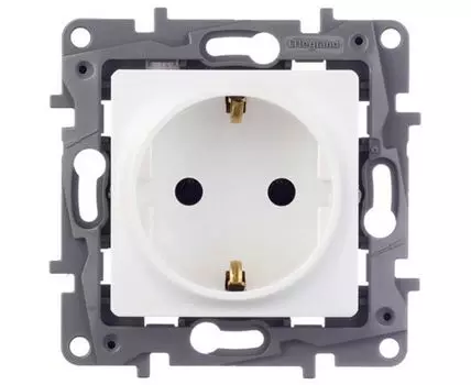 Розетка Legrand Etika 672221 скрытая установка белая с заземлением