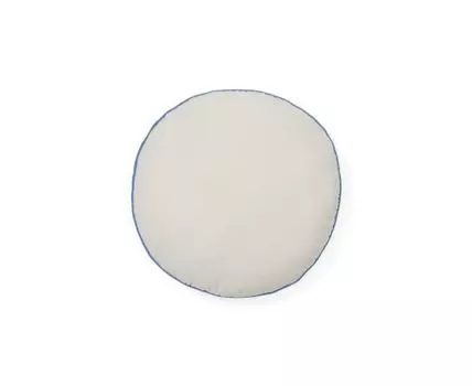 Saya круглая декоративная подушка белая с синей каймой 40 см