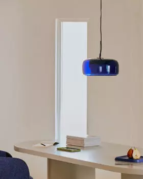 Стул Maina из плотной синей шенилловой ткани и стальными ножками с синей отделкой