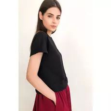 Черная футболка из плотного хлопка свободного силуэта