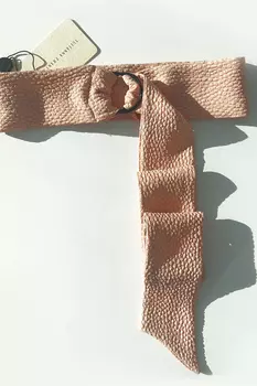 Оригинальный светло-розового цвета аксессуар - пояс или повязка на голову