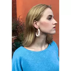 Серьги-кольца из ломтиков натуральной ракушки цвета слоновой кости