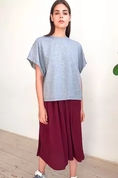 Свободная серая футболка из хлопка с добавлением лайкры для комфорта