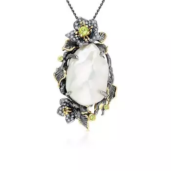 Серебряная брошь с жемчугом, фианитами, алпанитом и хризолитом