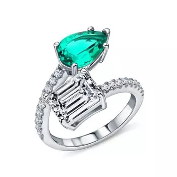 Серебряное кольцо с изумрудом гидротермальным и муассанитами