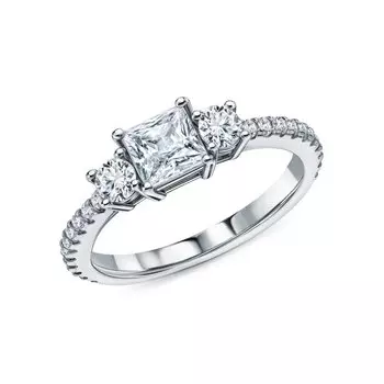 Серебряное кольцо с муассанитами