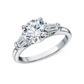 Серебряное кольцо с муассанитами