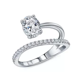 Серебряное кольцо с муассанитами