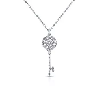 Серебряное шейное украшение с фианитами