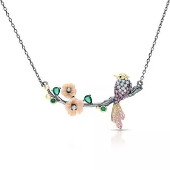 Серебряное шейное украшение с перламутром природным, фианитами, со шпинелью природной и синтетическим корундом