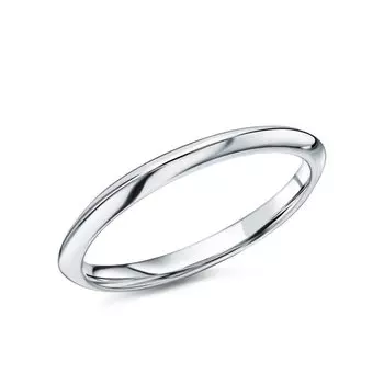 Золотое обручальное кольцо