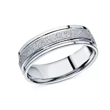 Золотое обручальное кольцо