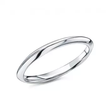 Золотое обручальное кольцо