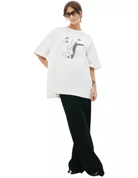 Белая футболка с принтом