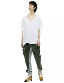 Белая футболка с V-вырезом