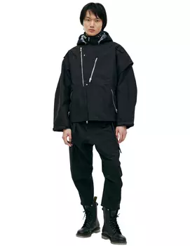 Черная куртка с капюшоном