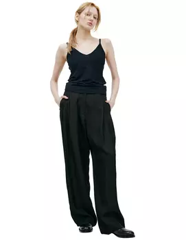 Черный топ с V-вырезом