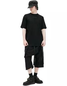 Черная футболка с логотипом