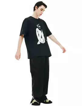 Черная футболка с принтом