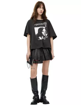 Черная футболка с принтом