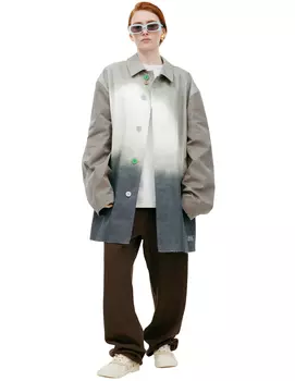 Coat with contrasting buttons