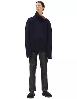 Темно-синий свитер с контрастным воротником