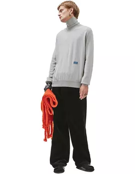 Серая водолазка из шерсти с логотипом