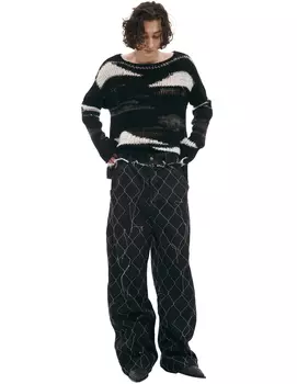 Jeans with asymmetrical threads