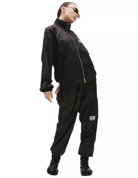 Нейлоновая спортивная куртка