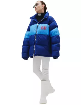 Синий пуховик с логотипом