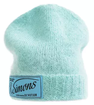 Голубая шапка с патчем