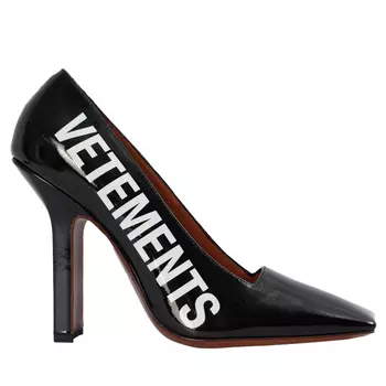 Patent leather pumps with Logo