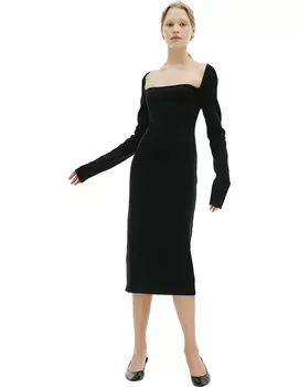 Приталенное платье с вырезом