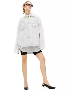 Рваная джинсовая куртка