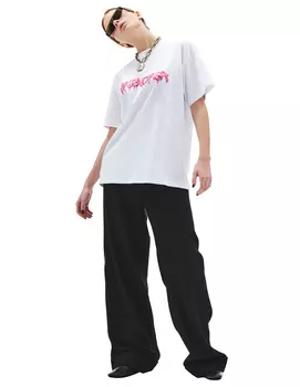 Белая футболка с принтом